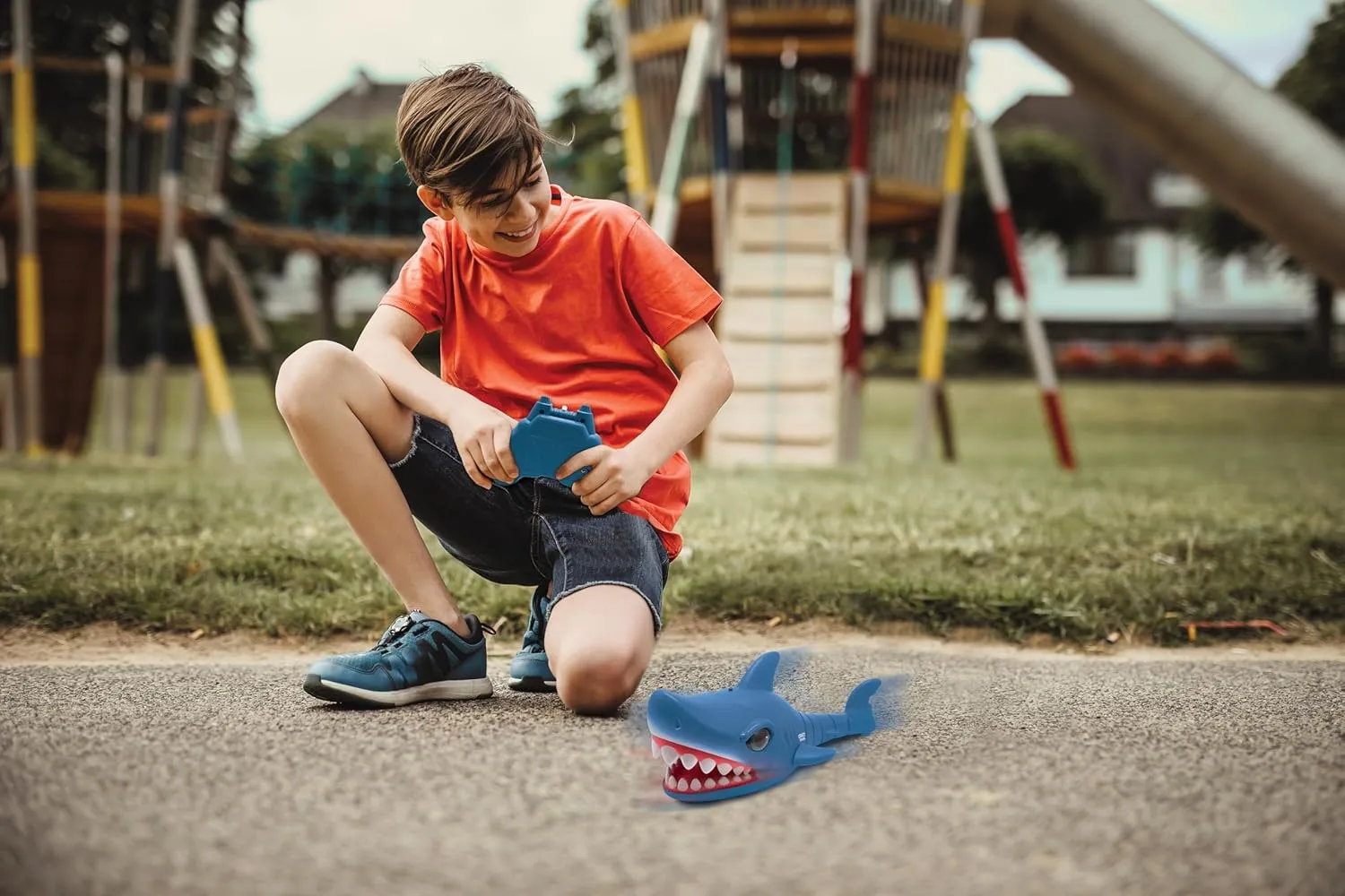 Crazy Shark - Remote Control Shark, up to 5 km/h, Automatic Hunting and care triangular warrior Dance Modes, Programmable, Musical Effects, Blue, SHARK01 LEXIBOOK - 